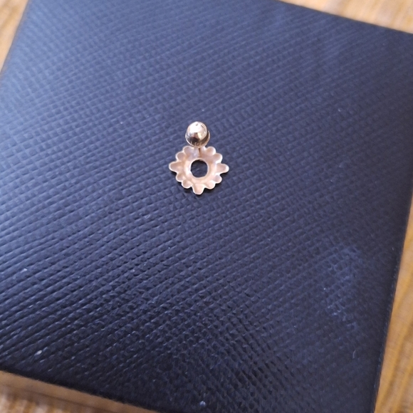 10k gold dainty sun earrings ☀️ screw back - Picture 4 of 5